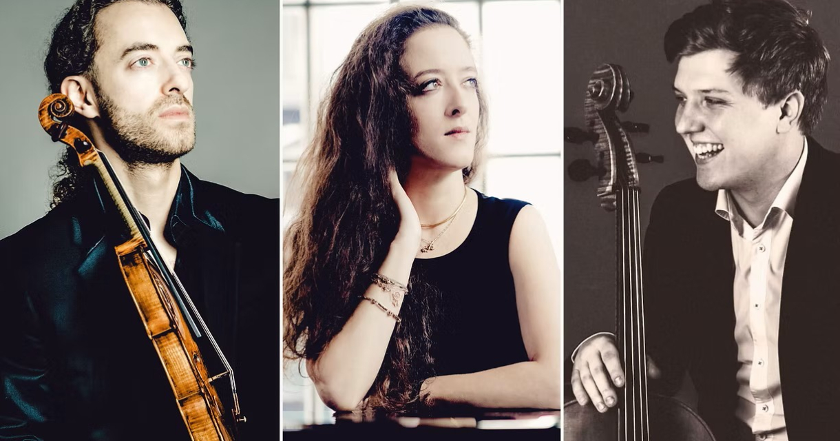 Een vioolspeler, een vrouw met krullend haar en een cellist.