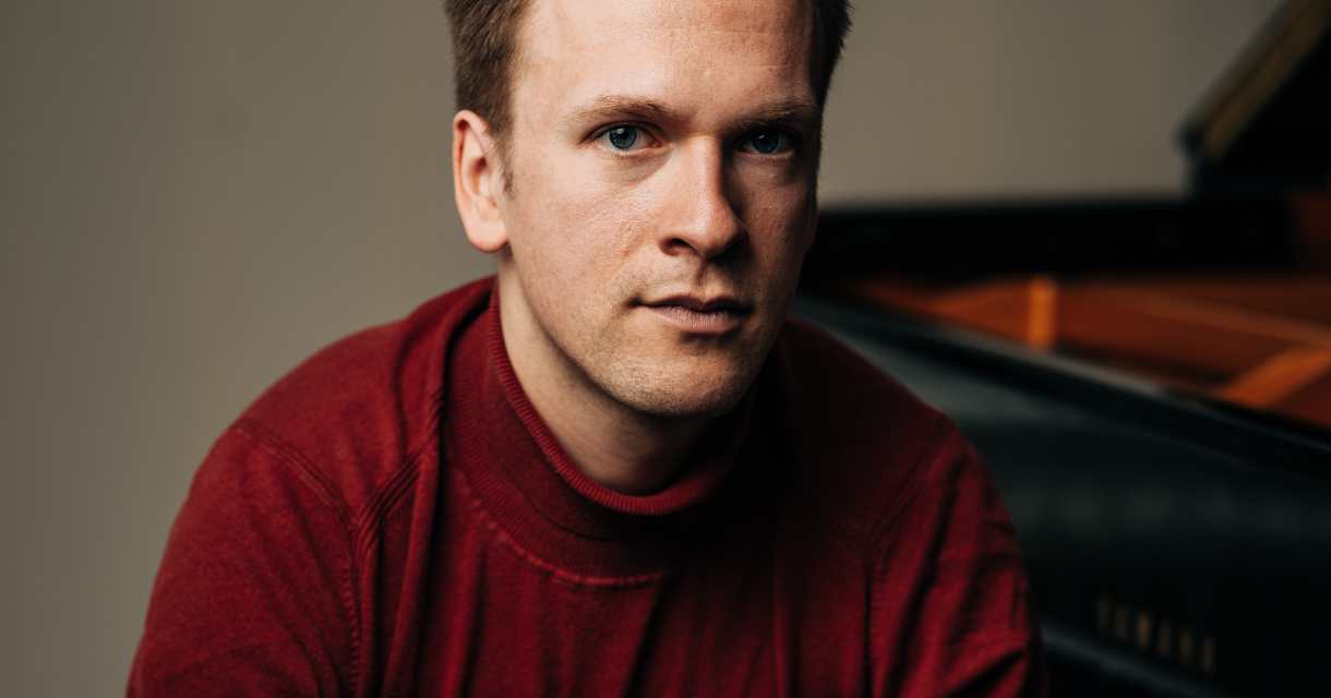 Foto van Matthijs van Wijhe zittend achter de piano