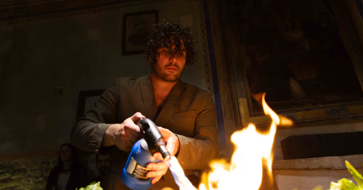 Artist and chef Mattia-Papp flambeert een gerecht met veel vuur