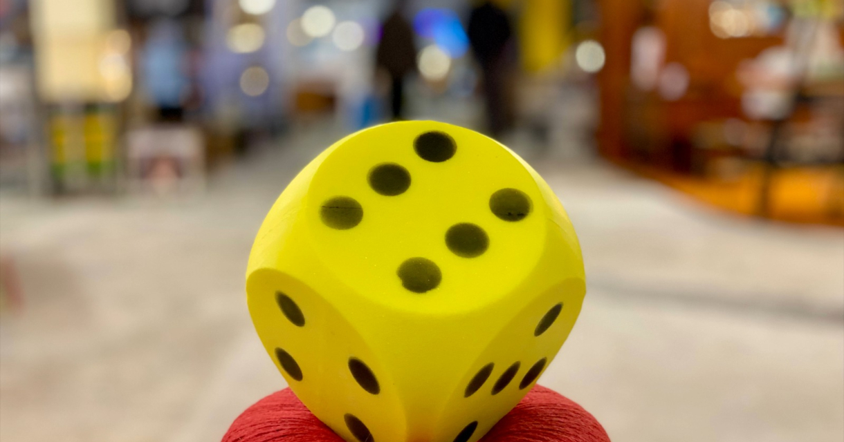 Foto van een grote gele dobbelsteen waarmee je mag gooien voor korting bij Megavet in de Megastores