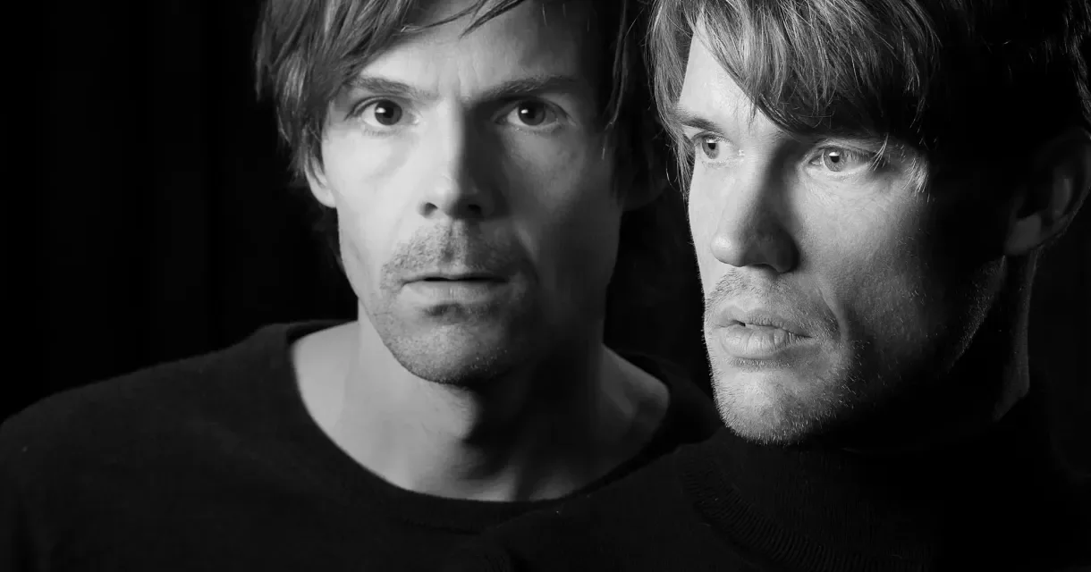 Twee mannen worden in profil weergegeven met een neutrale gezichtsuitdrukking