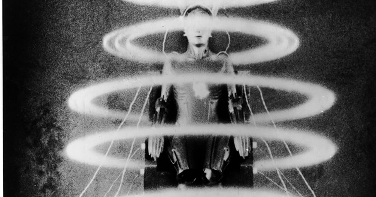 Futuristische robot met lichtstralen eromheen
