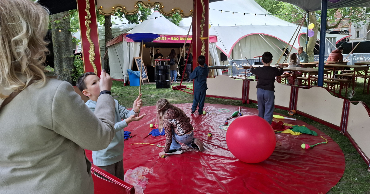 Kinderen spelen met speelgoed in een circustent.