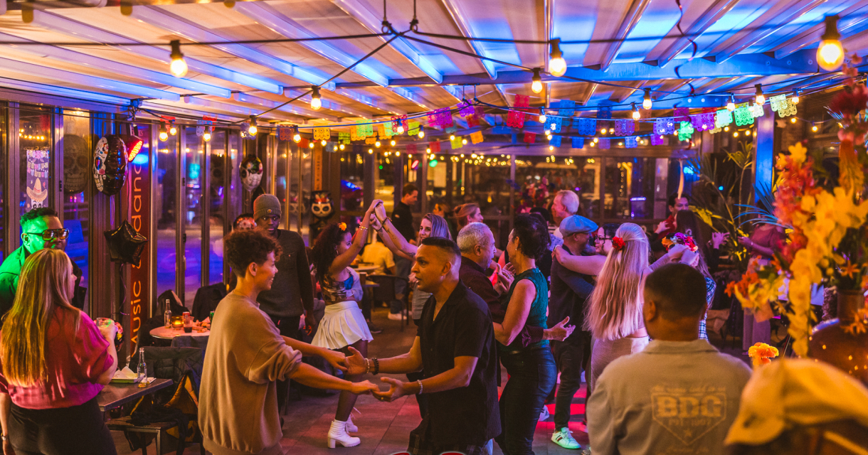 Mensen dansen en genieten van een levendige sfeer.