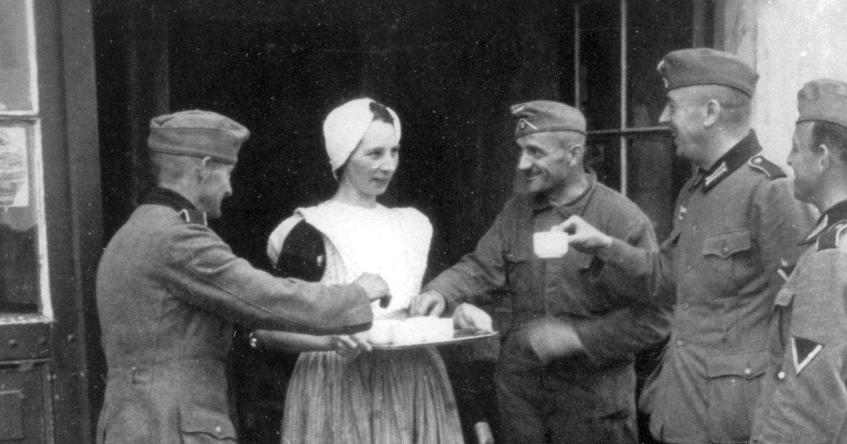 Historische zwart wit foto van een vrouw die koffie uitdeelt aan soldaten