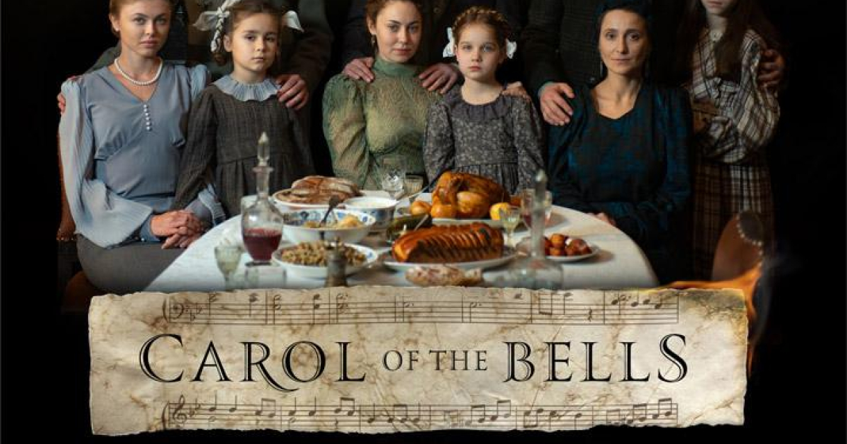 Filmposter van de film One eyed films Carol of the bells waar een familie achter een gedekte tafel zit. 