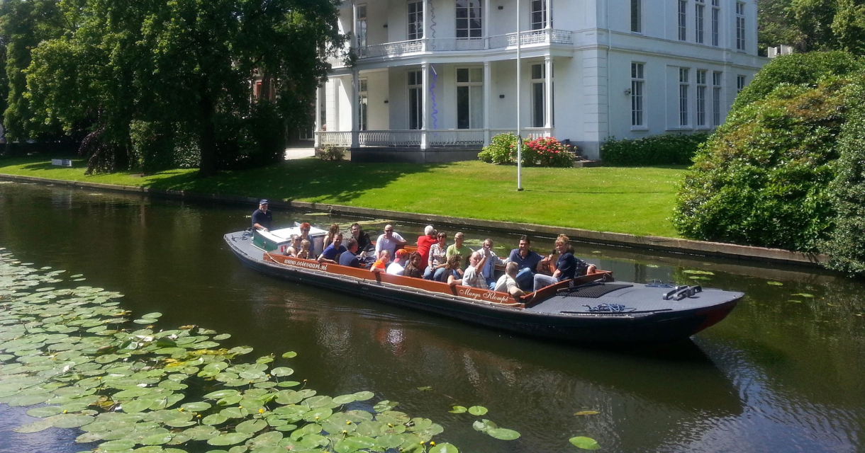 Boot van de Ooievaart die langs de Mauritskade vaart