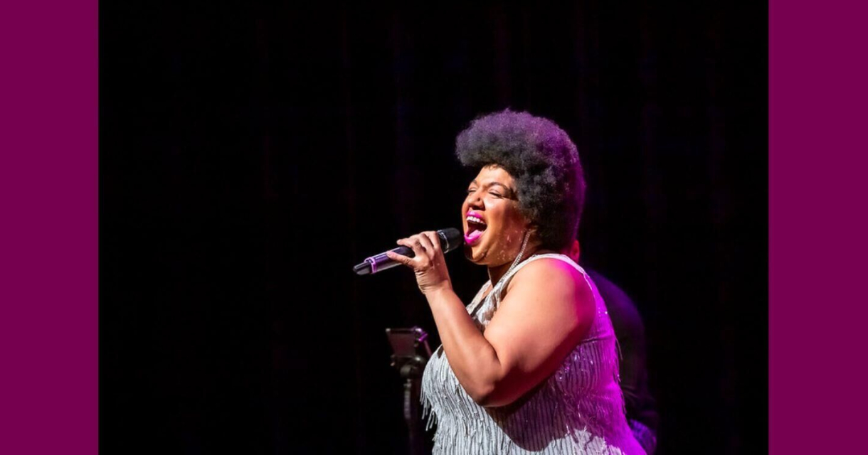 Zangeres met een afro, zingend met een microfoon. Zangeres met een afro, zingend met een microfoon.