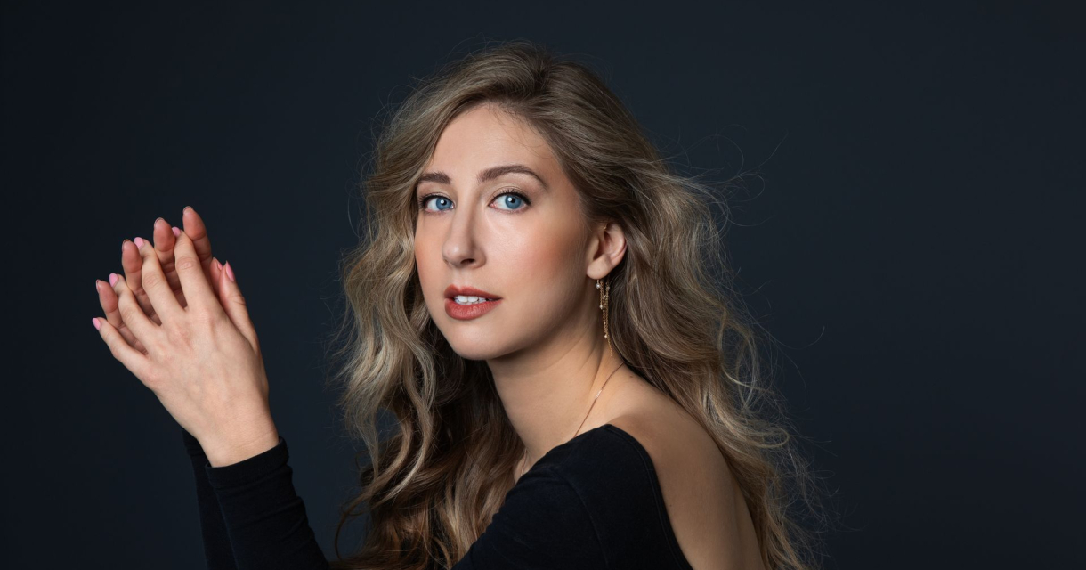 Vrouw met krullend haar en een zwart shirt
