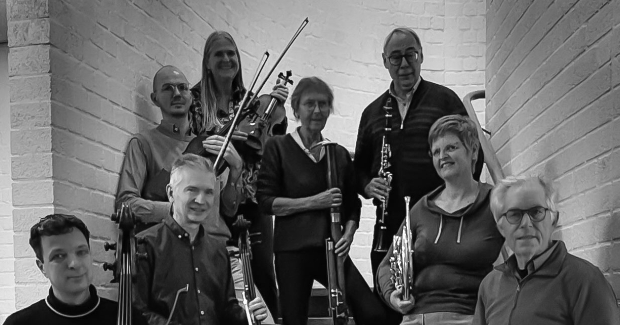 strijk- en blaasinstrumenten poseert op een trap in zwart-wit setting