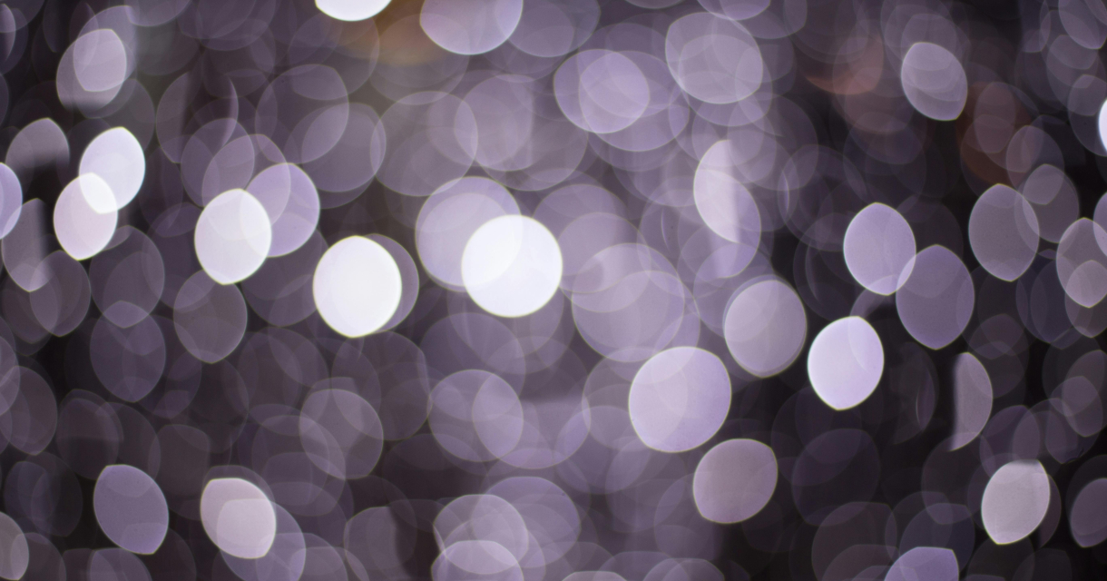 Vage lichte bokeh-effecten in paarse tinten