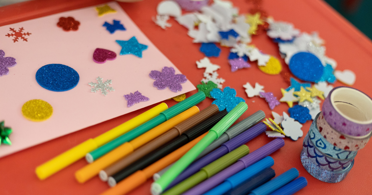 Knutselmaterialen zoals kleurrijke stiften en stickers