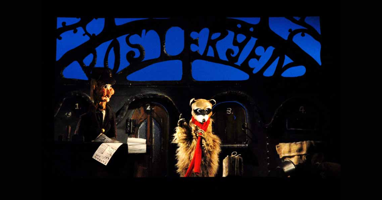 Kleurrijke poppen op het podium van Kooman's Poppentheater tijdens een kindervoorstelling