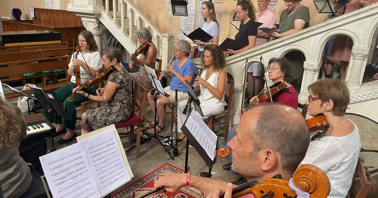 Een groep muzikanten met verschillende instrumenten in een kerk.