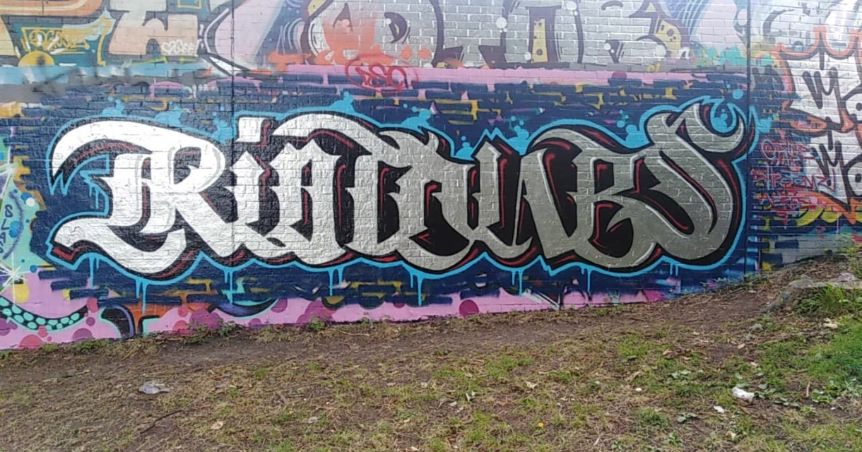 Grote graffiti met de tekst op een muur