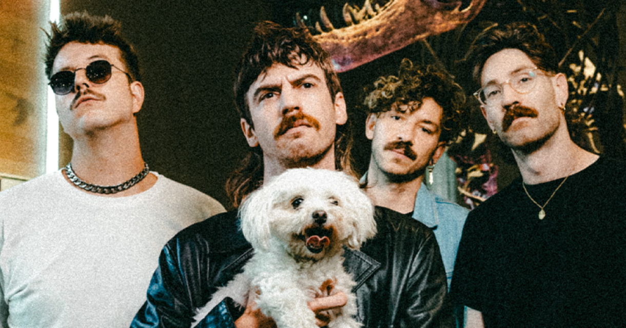 Bandfoto van RONKER, poserend met een wit hondje.