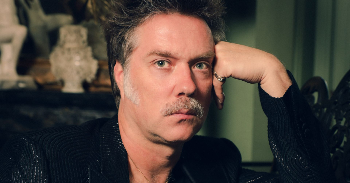 Portret van Rufus Wainwright met snor.