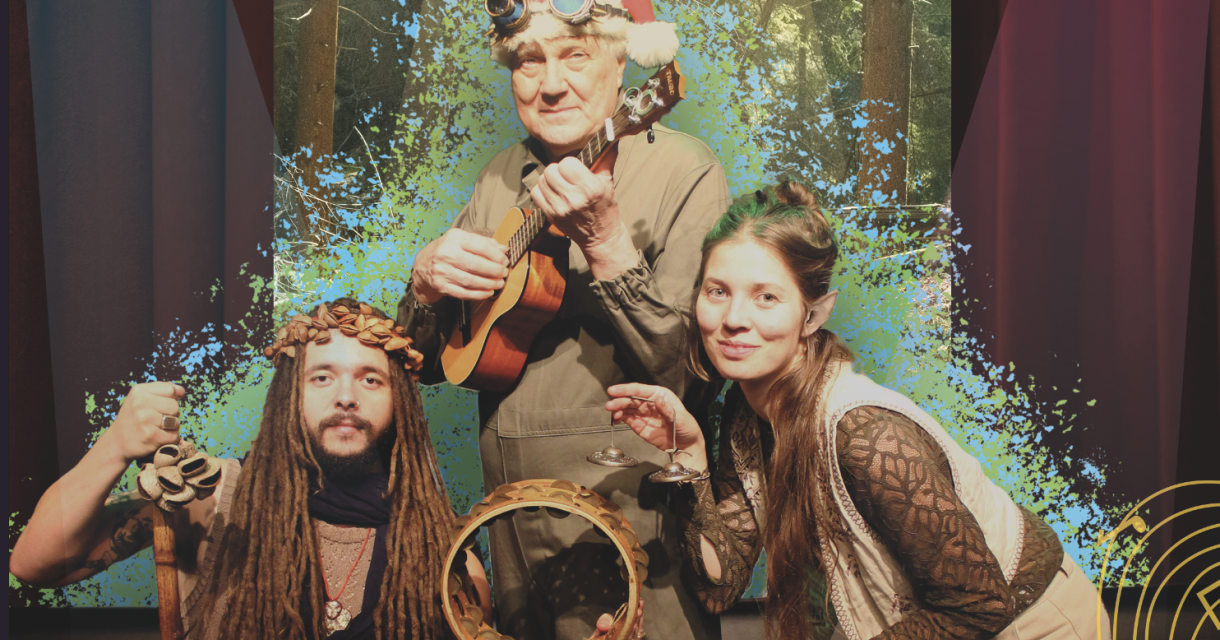 Drie leden (2 mannen, 1 vrouw) van de theatergroep Briza poseren met muziekinstrumenten