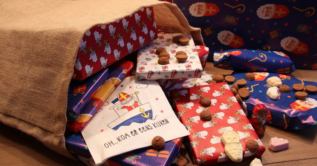 Zak van Sinterklaas vol ingepakte kadootjes en strooigoed