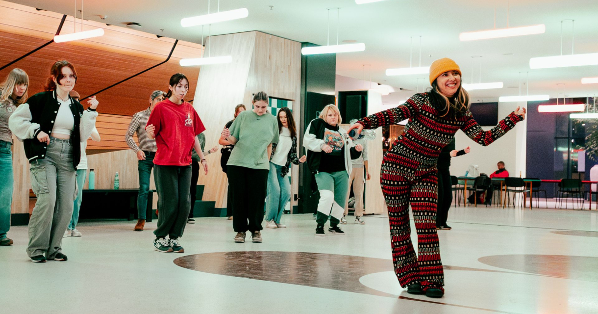 Groep jongeren aan het dansen