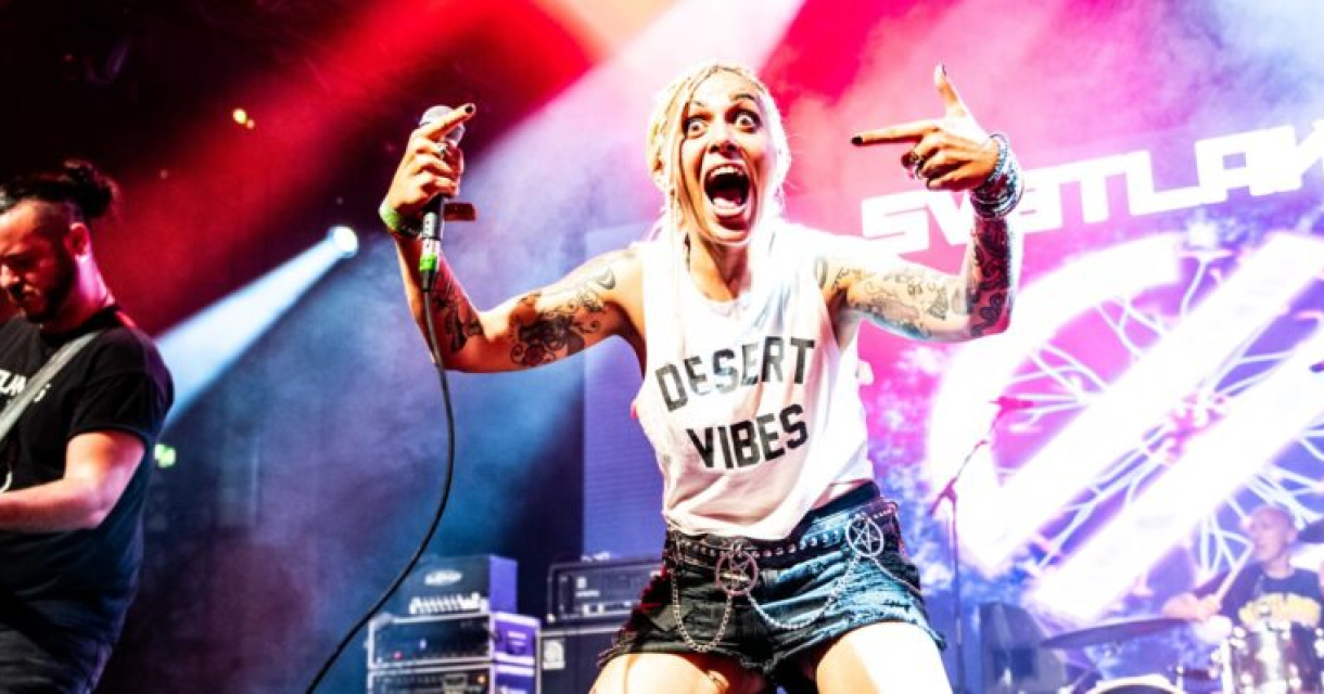 Zangeres van band Svetlana's met tattoos en enthousiasme op het podium