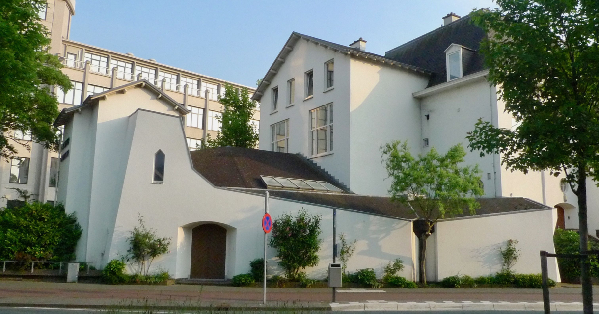Witte voorgevel van de Thomaskerk