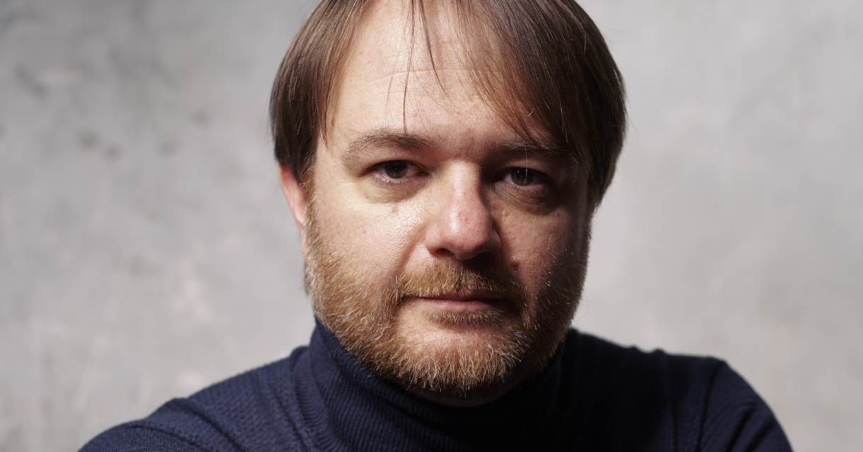 Portret van de pianist in een blauwe koltrui