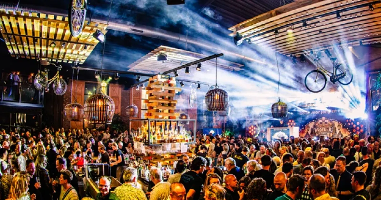 Een levendig feest met mensen die dansen en een bar