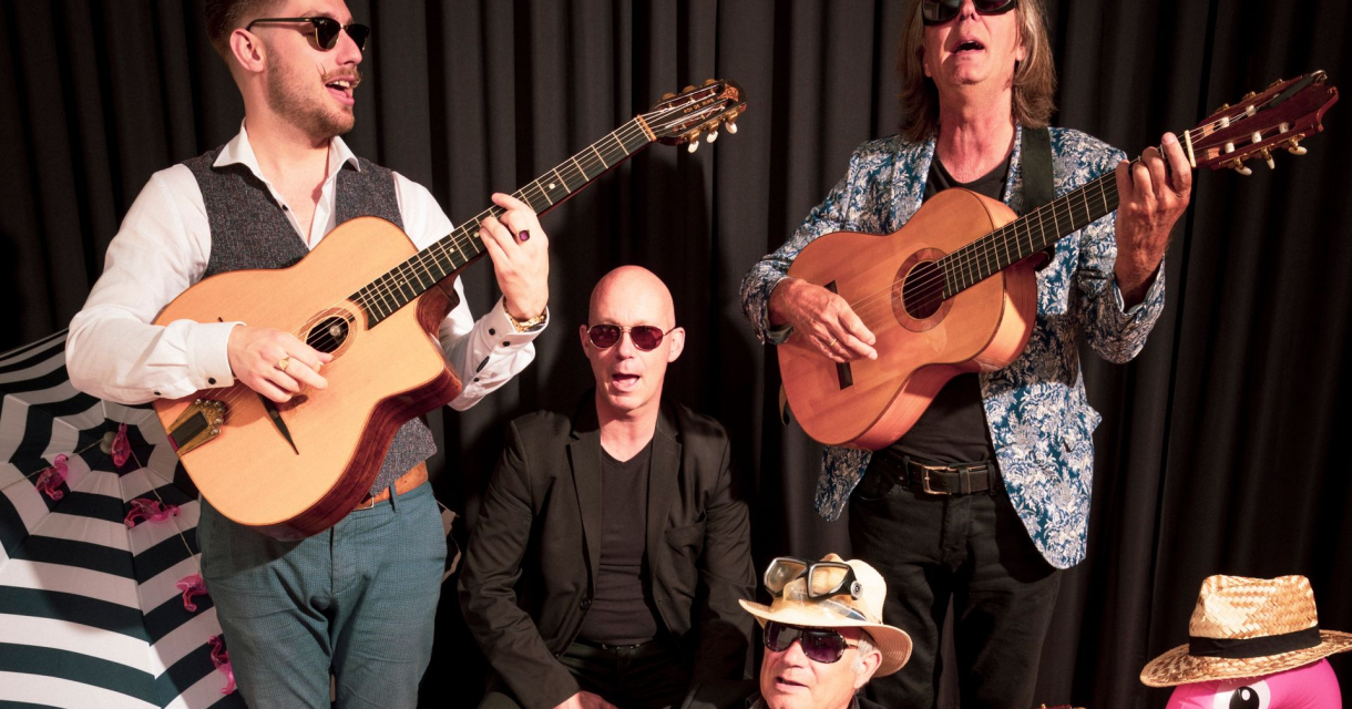 De Règâhs zingend uit volle borst met hun Haagse Flamenco. De Règâhs zingend uit volle borst met hun Haagse Flamenco.