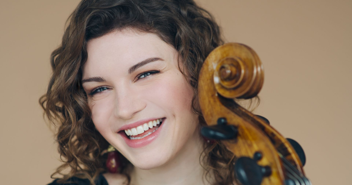 Stralende jonge vrouw met krullend haar en een cello, klaar om te spelen. Stralende jonge vrouw met krullend haar en een cello, klaar om te spelen.