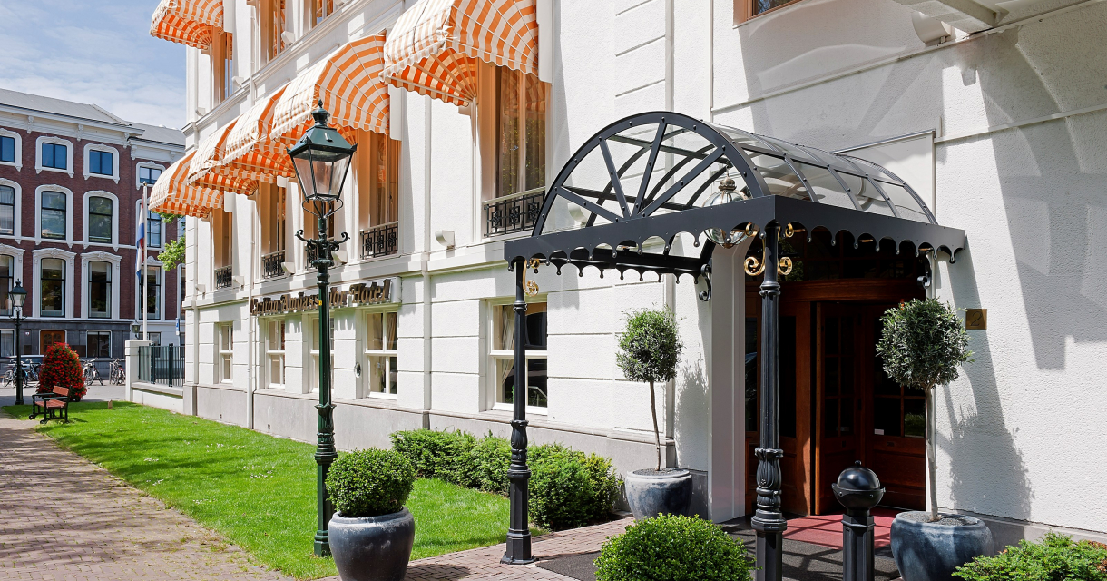 Ingang van Boutique Hotel Carlton Ambassador Ingang van Boutique Hotel Carlton Ambassador