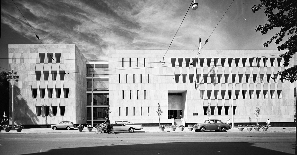 Zwartwit foto van de voormalige Amerikaanse Ambassade in Den Haag