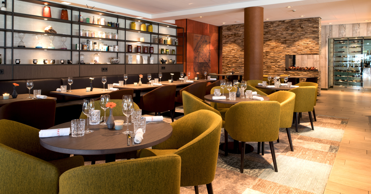 Bij SALT Coastal Bistro draait het om zout. Dat zie je terug in de zoutpotten in de wandkast. Kies je in deze gezellige bistro voor en plekje op de lange bank of een ronde tafel? Bij SALT Coastal Bistro draait het om zout. Dat zie je terug in de zoutpotten in de wandkast. Kies je in deze gezellige bistro voor en plekje op de lange bank of een ronde tafel?