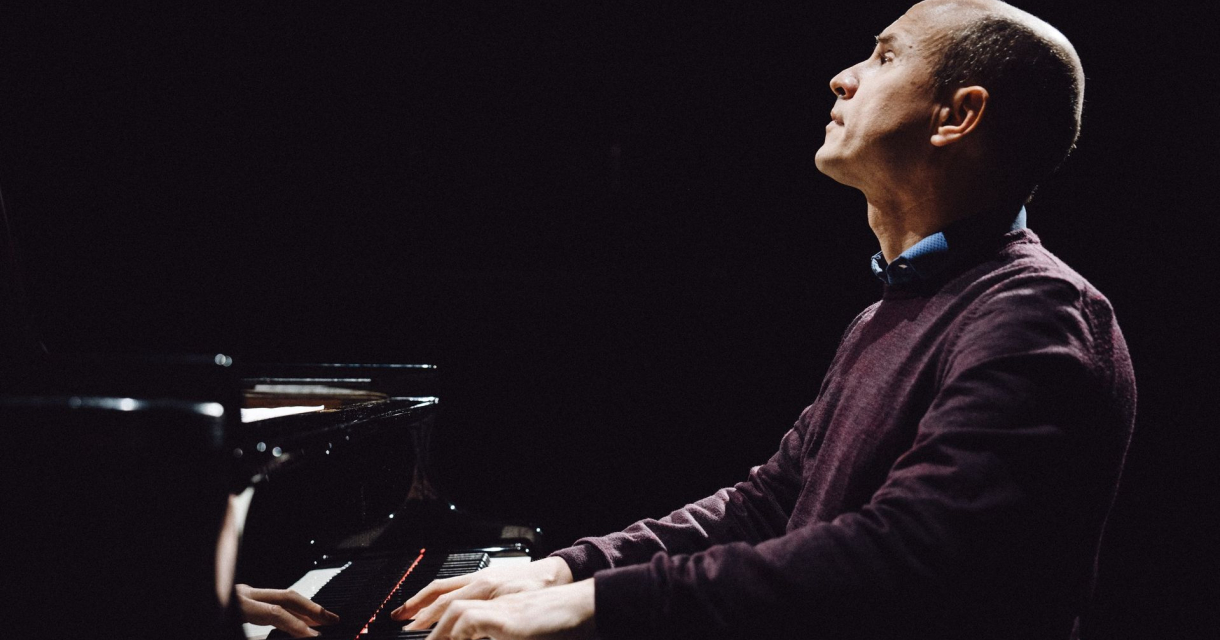De Argentijnse pianist Nelson Goerner aan het spelen op de piano De Argentijnse pianist Nelson Goerner aan het spelen op de piano