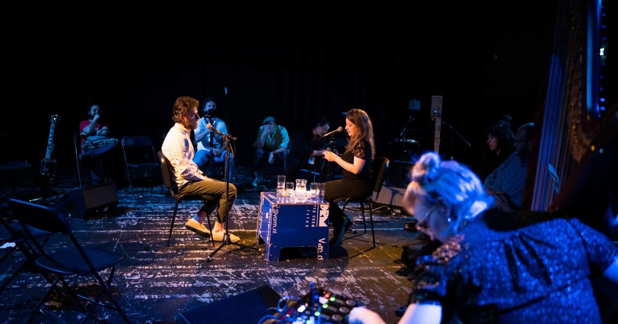 For Real is een theatrale radioshow in Zaal 3 met live geïmproviseerde muziek, over wat het betekent om ertoe te doen For Real is een theatrale radioshow in Zaal 3 met live geïmproviseerde muziek, over wat het betekent om ertoe te doen