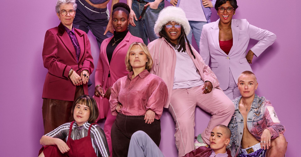 Groep van acht diverse mensen in kleurrijke outfits poseert voor een paarse achtergrond. Groep van acht diverse mensen in kleurrijke outfits poseert voor een paarse achtergrond.