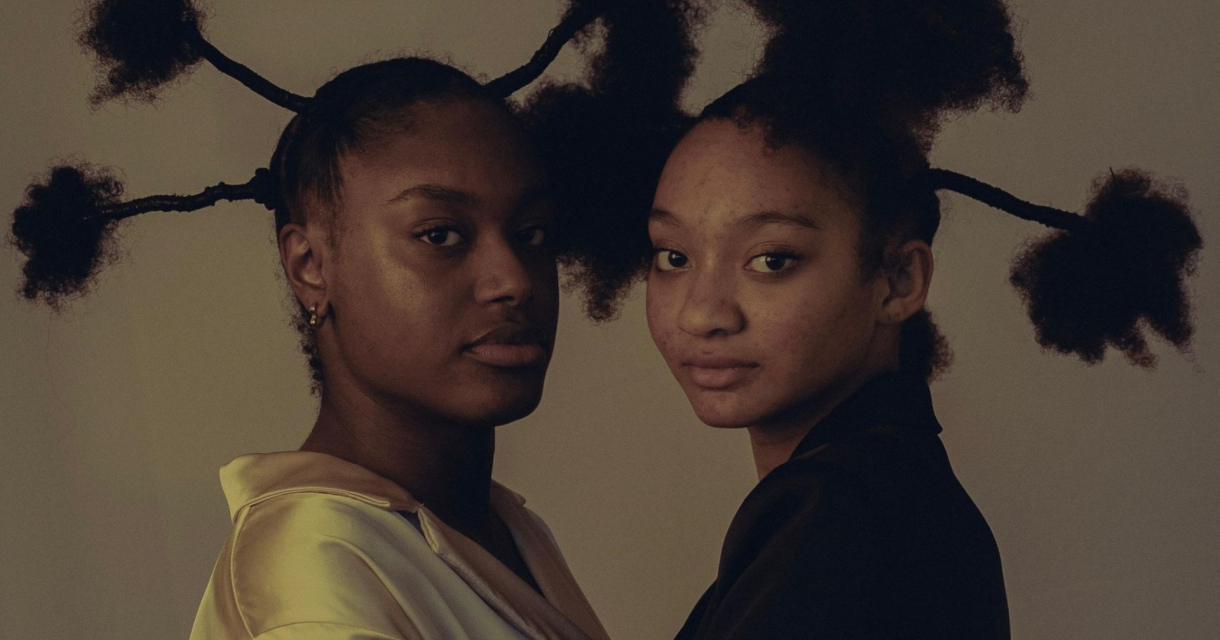 Twee vrouwen met kunstzinnige afro-kapsels Twee vrouwen met kunstzinnige afro-kapsels