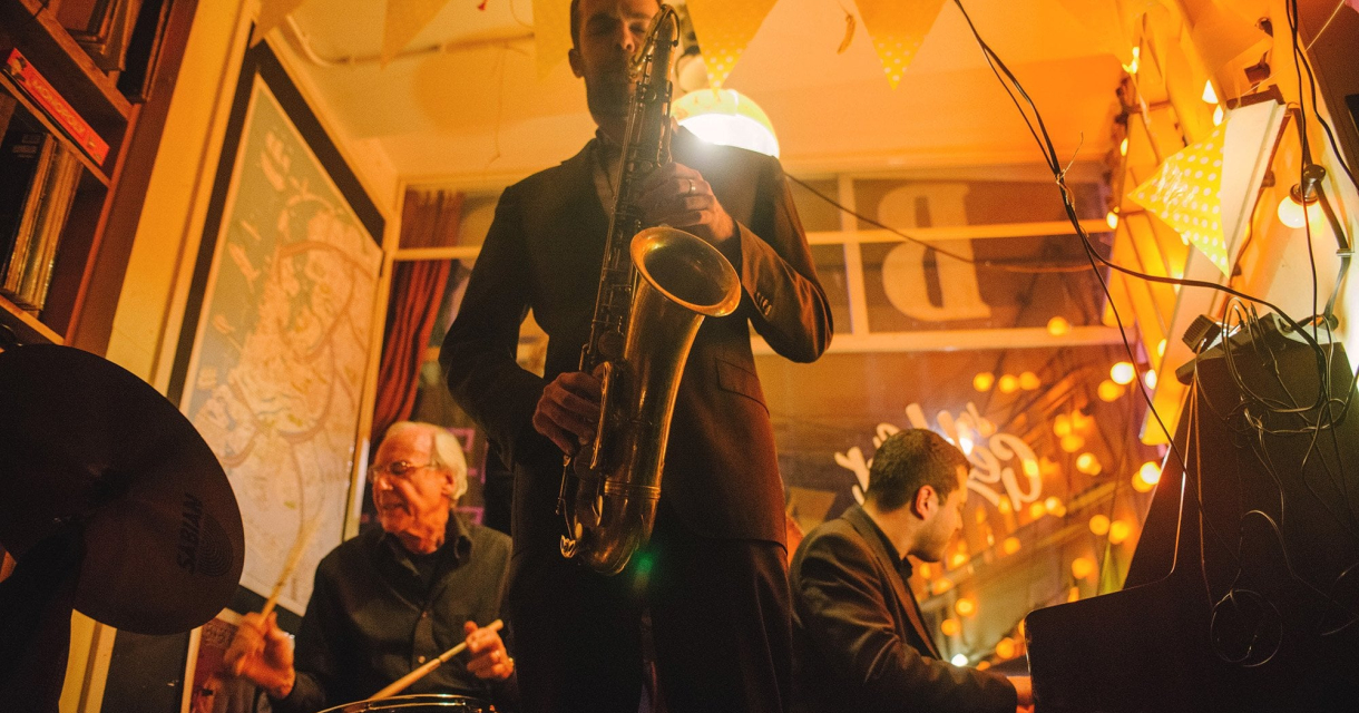 Jazzmusici spelen live op het podium van wijnbar September in Den Haag