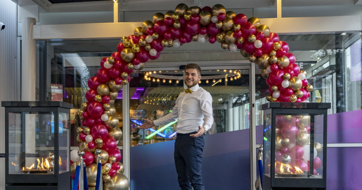 Publiek en artiesten tijdens de seizoensopening (R)entree in de Rijswijkse Schouwburg