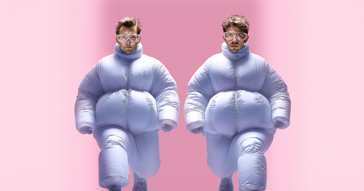 Cabaretduo Joosen en de Jager op het podium tijdens een voorstelling