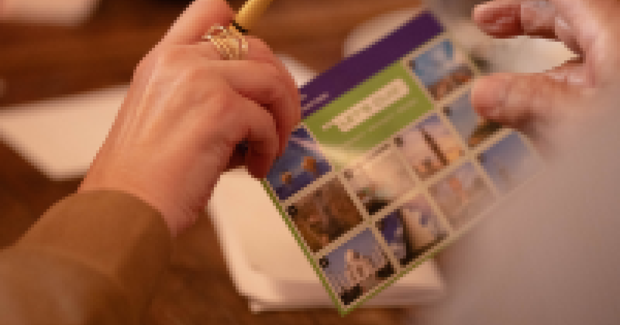 Groep mensen aan tafel tijdens een pubquiz in een café