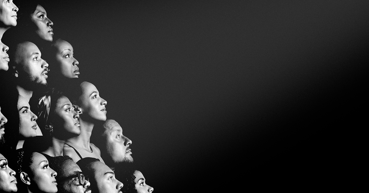 ZO! Gospel Choir zingt op het podium tijdens een gospelconcert