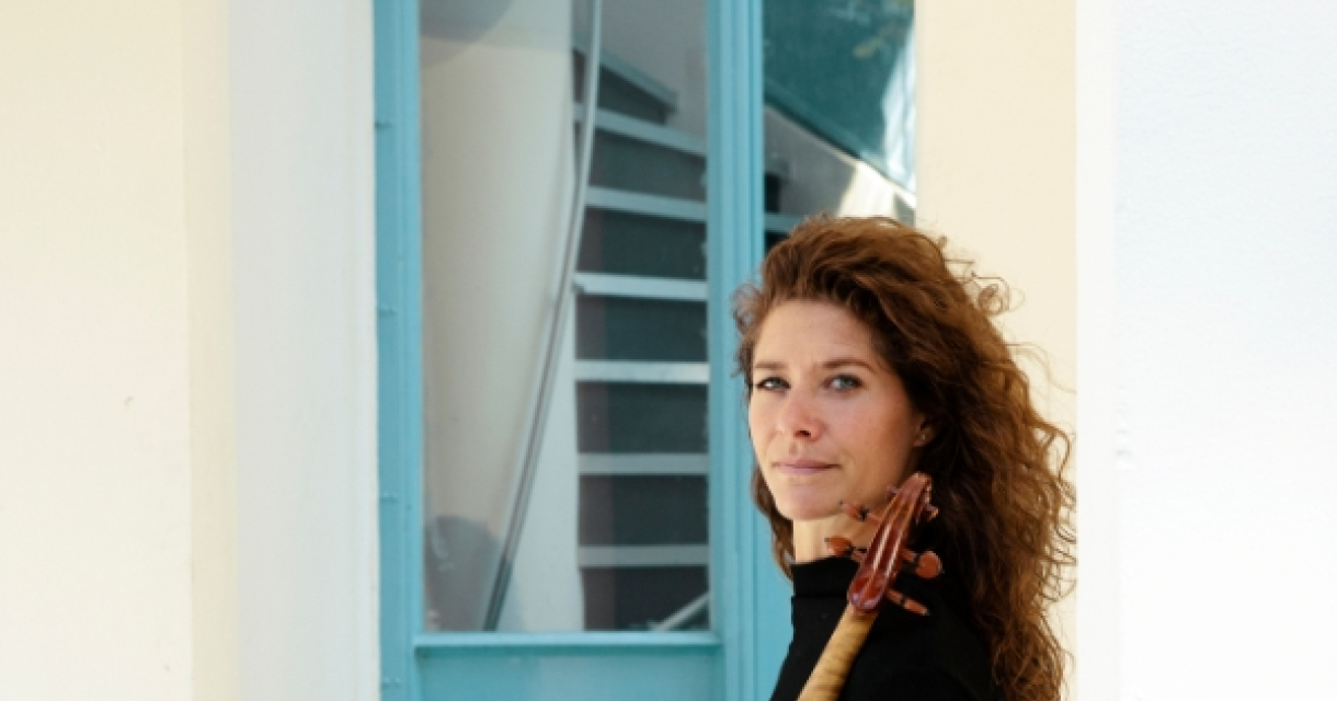 Violinist Lonneke van Straalen performing solo on stage