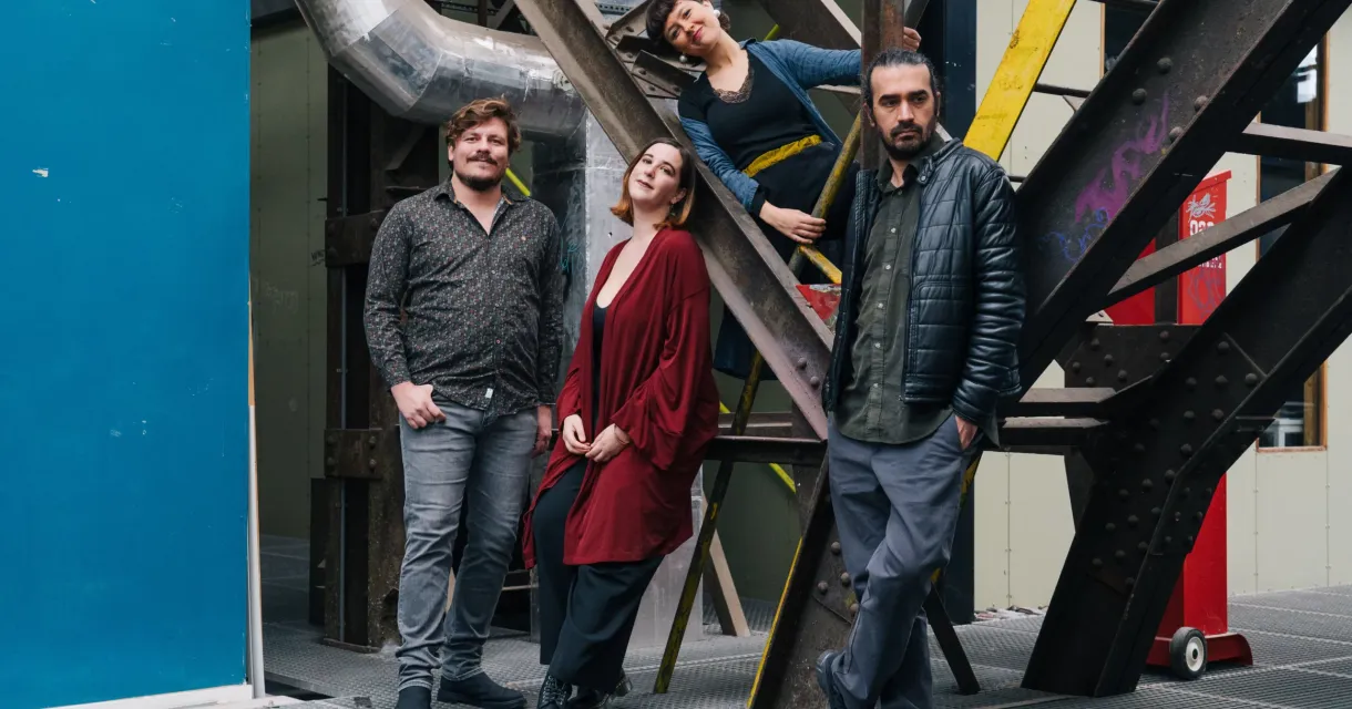 Tasos Kofodimos en Yvonne Melissa op het podium tijdens een concert van Kormós
