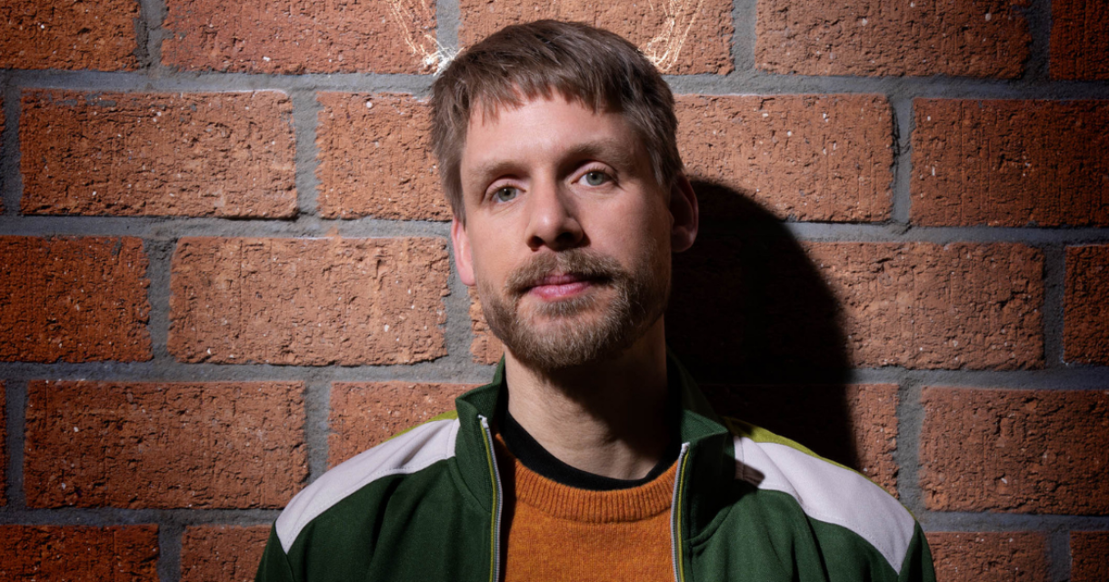 Thijs van de Meeberg als Richard Gadd in de one-man show Baby Reindeer op het podium