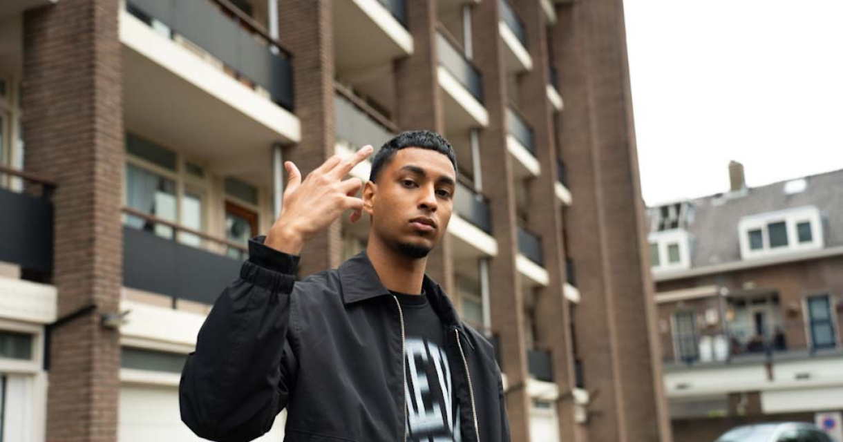 Rapper Noah YSP op het podium tijdens een liveoptreden