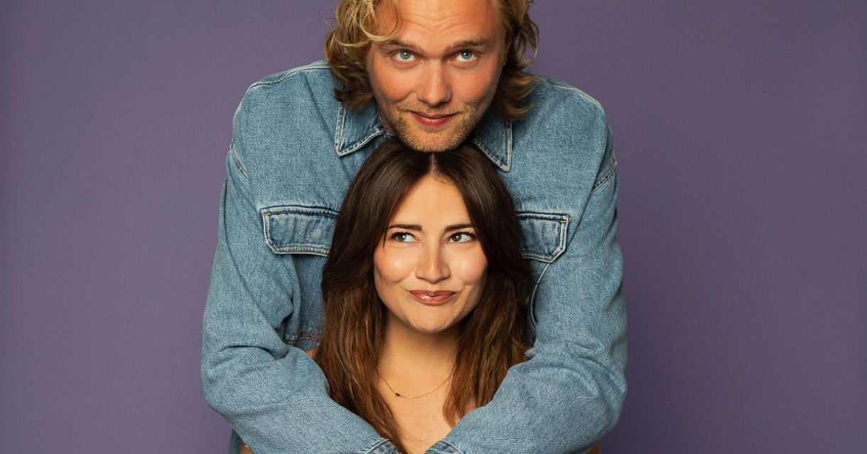 Zanger Joost Hofman en actrice Barbara Sloesen op het podium tijdens Ouder Worden