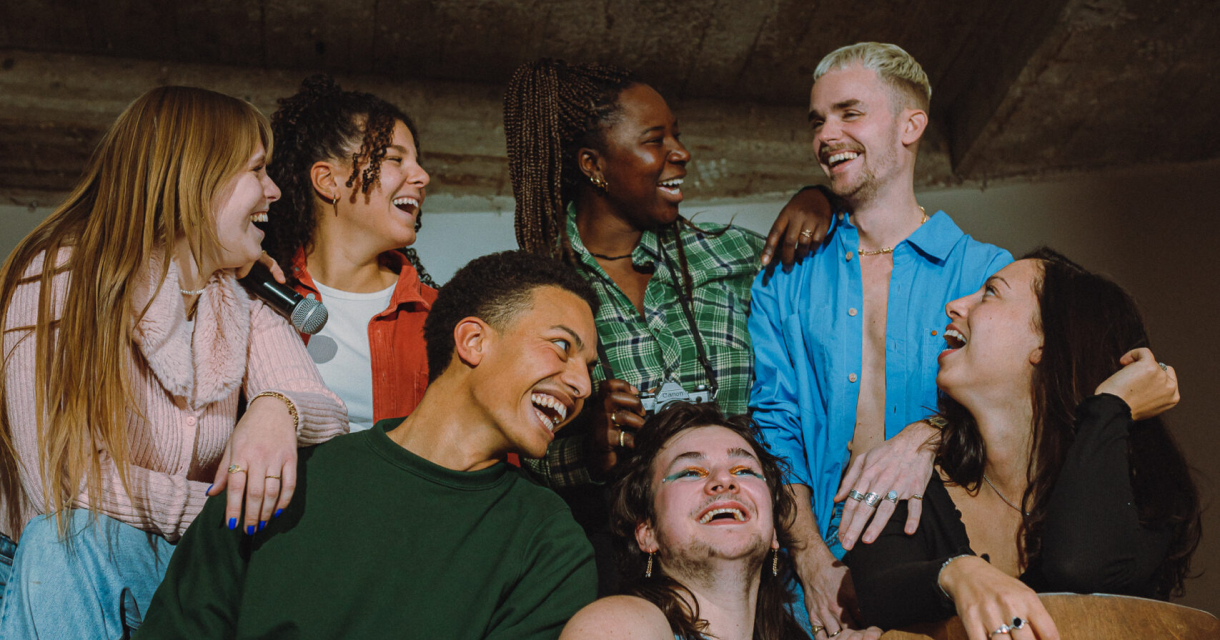 Jongere op het podium tijdens een spoken word performance bij Diversity Academy