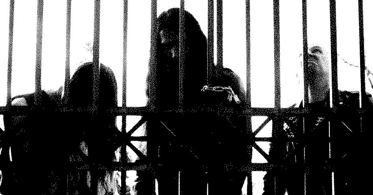 Of Feather and Bone speelt live op een donker podium tijdens een death metal concert