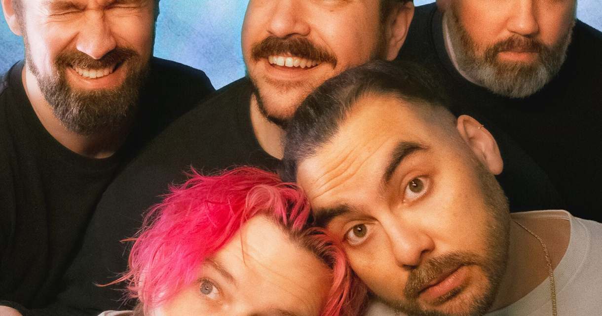 Punkband Tusky speelt een energiek liveoptreden op het podium